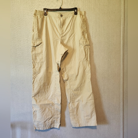 Columbia Omni-Shade khaki pants Size Large - Picture 1 of 3